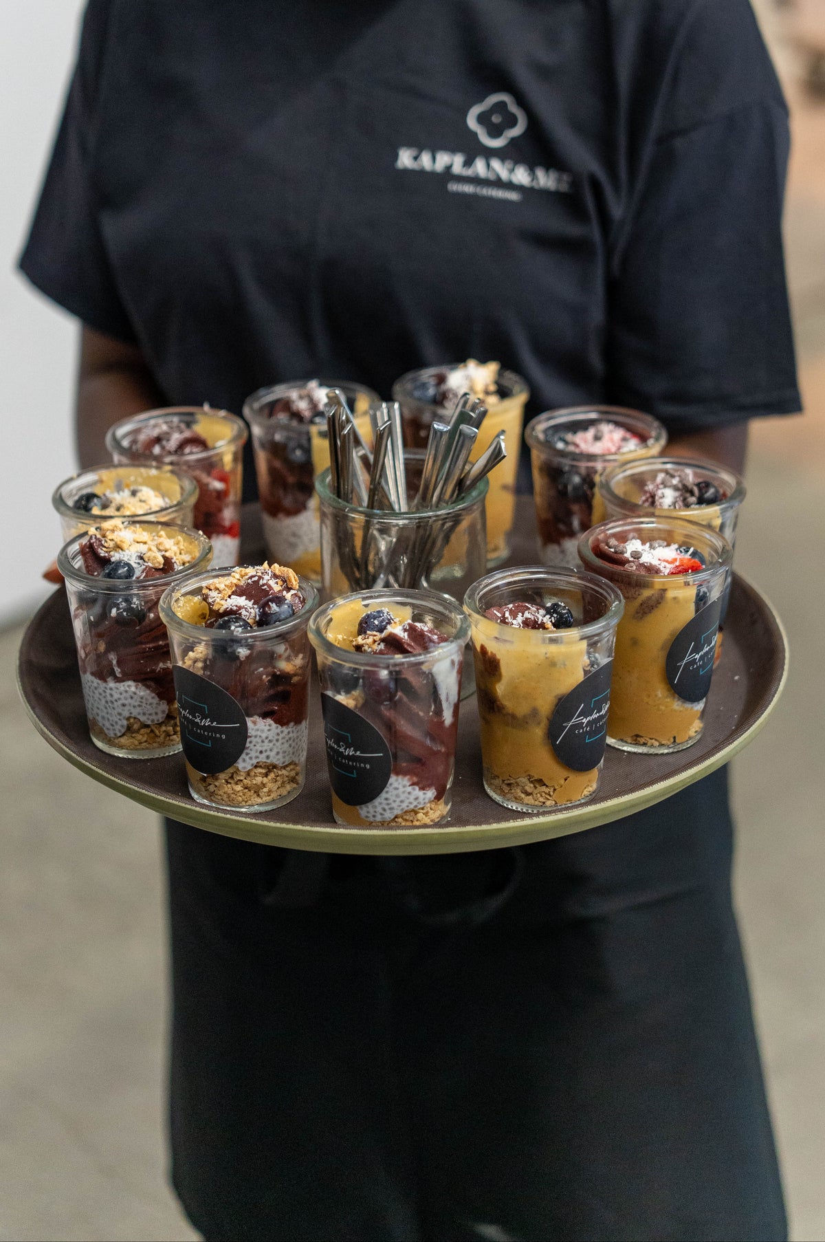 Açaí-Gläser mit KAPLAN&ME-Branding auf einem Serviertablett