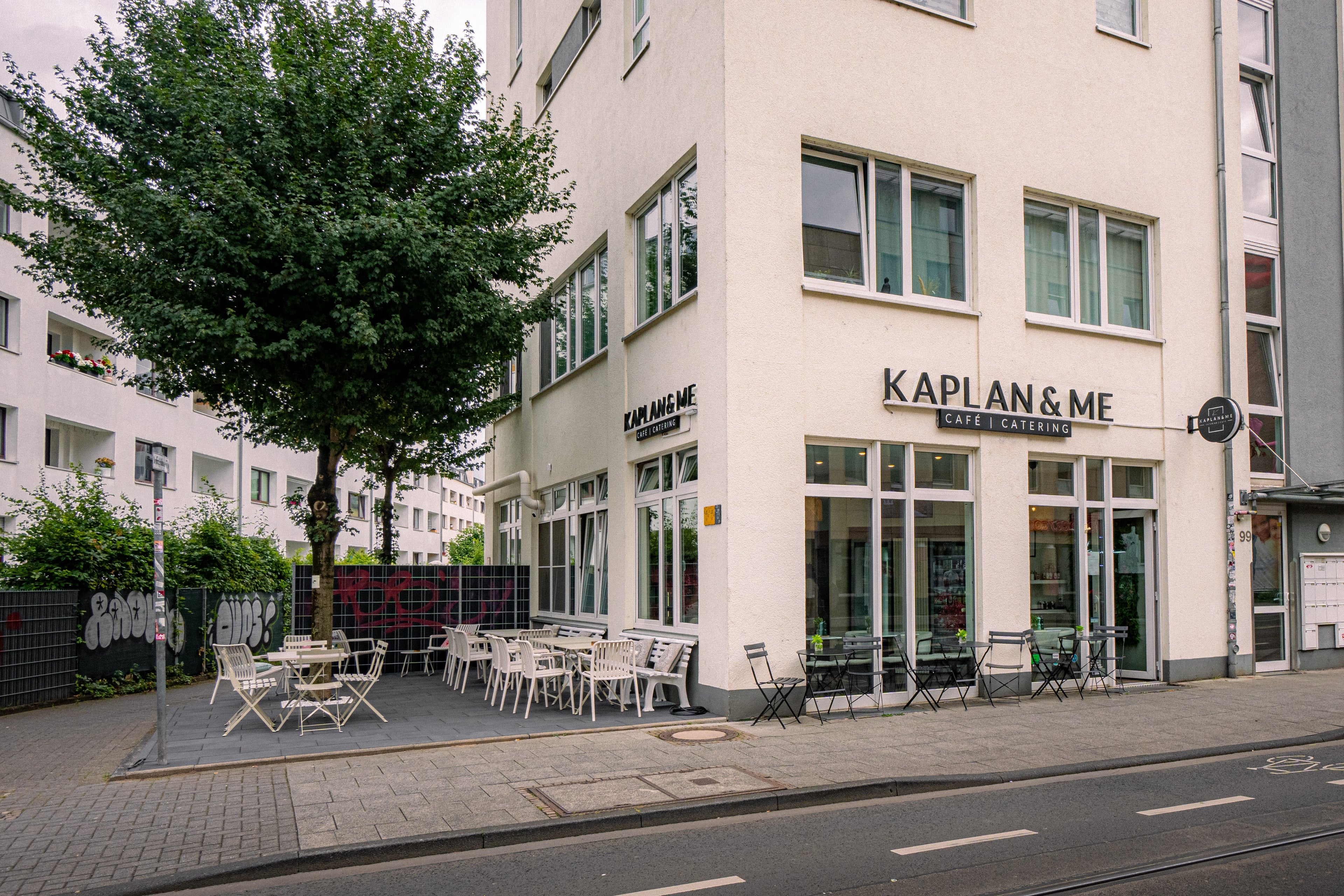 Aussenansicht und Terrassenbereich vom KAPLAN&ME Cafe in Köln Zollstock