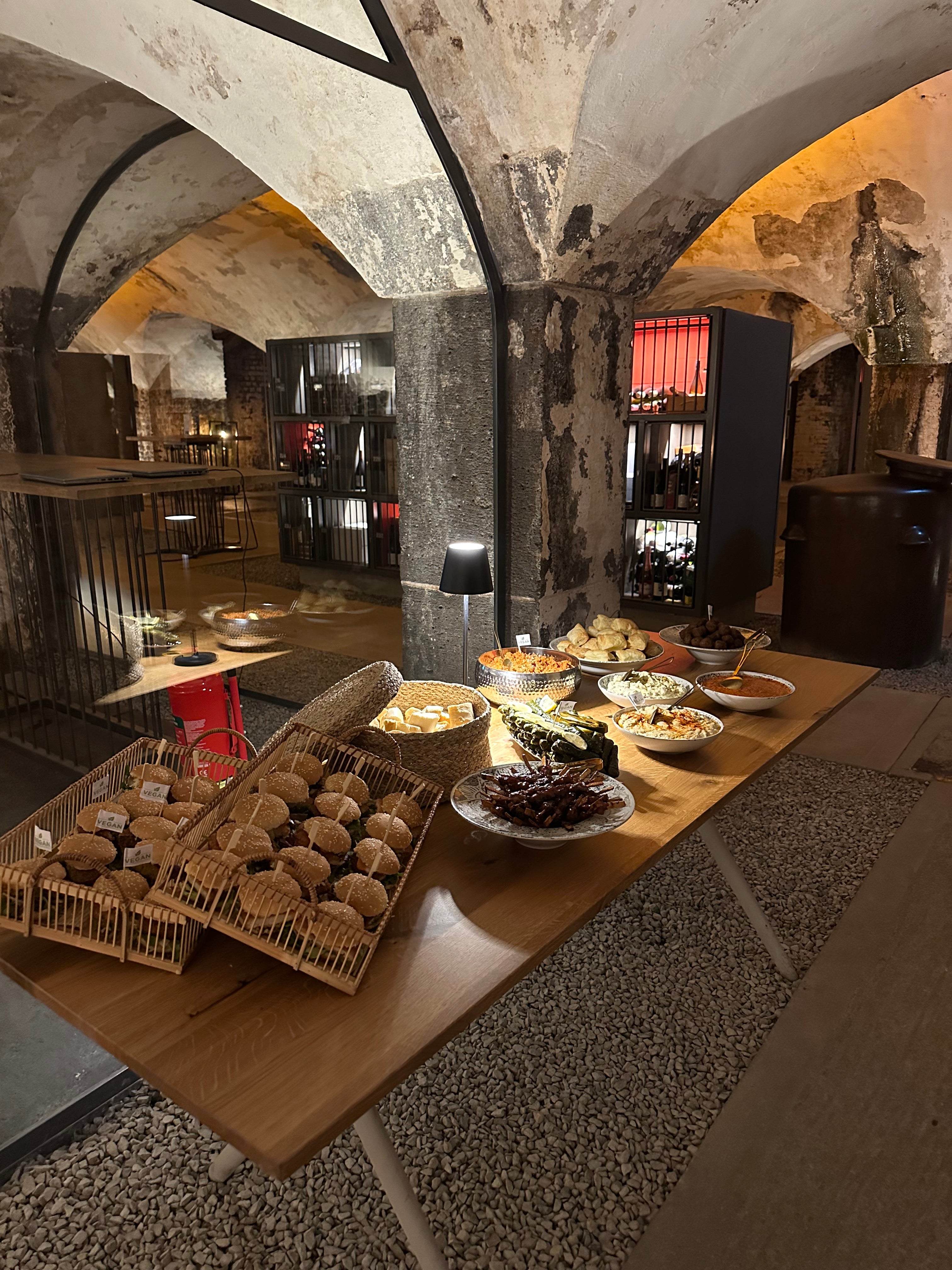 Exklusives Catering Buffet im Wine Bank Köln mit herzhaften Speisen