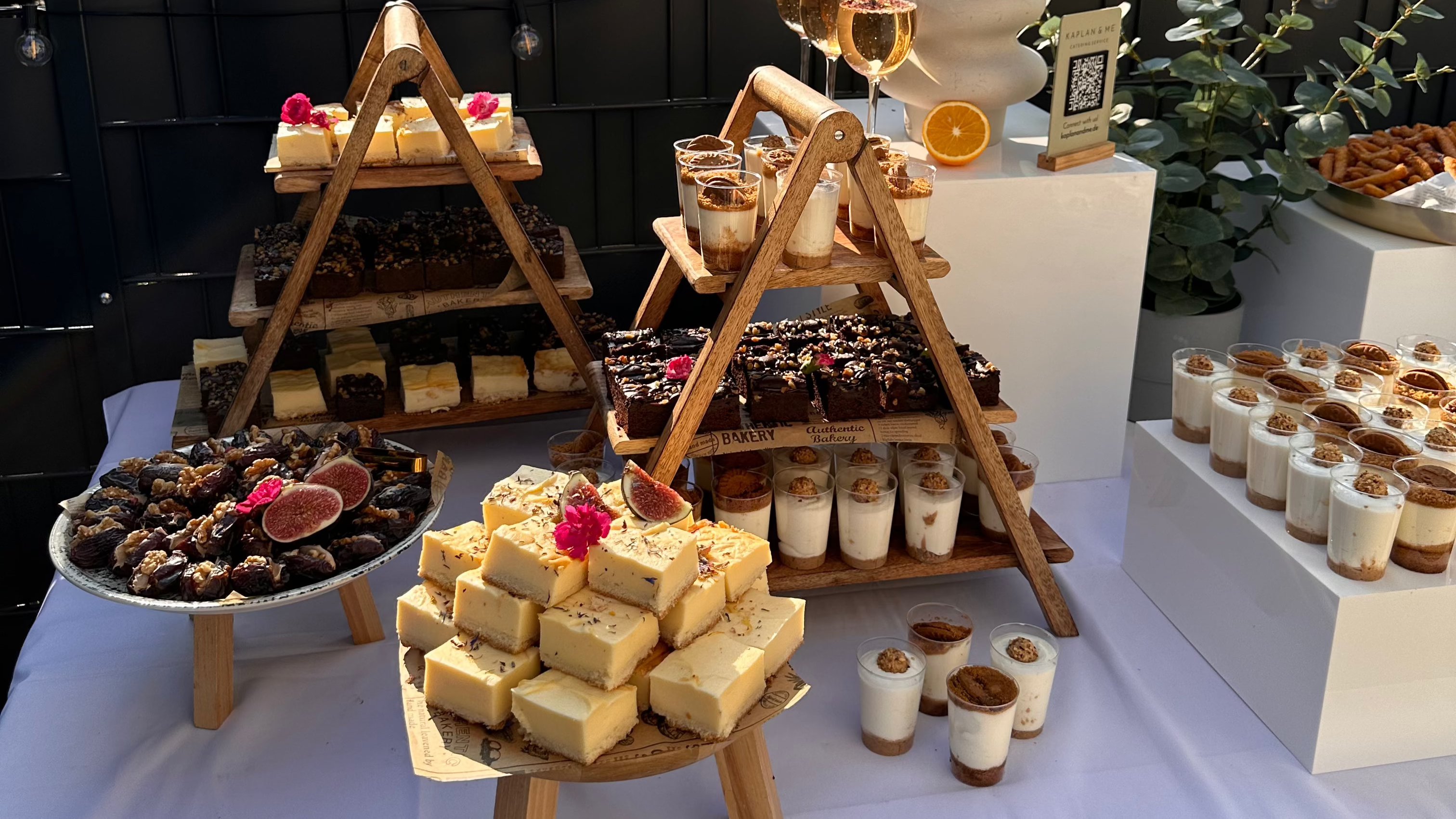 Hochwertiges Dessert Buffet von KAPLAN&ME mit Käsekuchen Brownies und Feigen für Event Catering in Köln