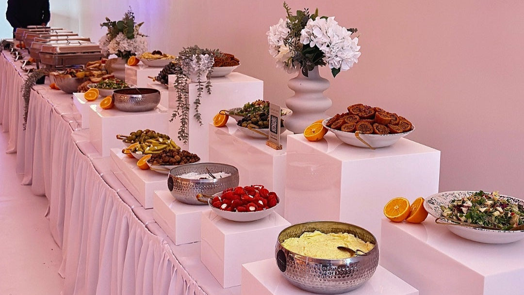 Elegantes gestuftes Catering Buffet mit türkisch inspirierten Dips Feigen und Oliven für Events in Köln