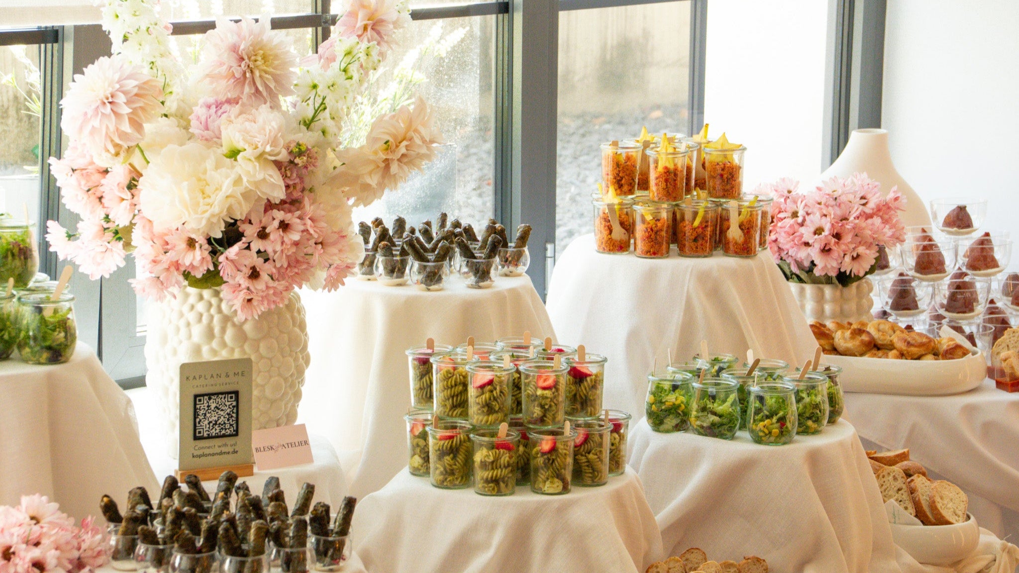 Elegantes Fingerfood Halal im Glas mit Salaten Nudeln und Desserts für exklusives Event Catering in Köln