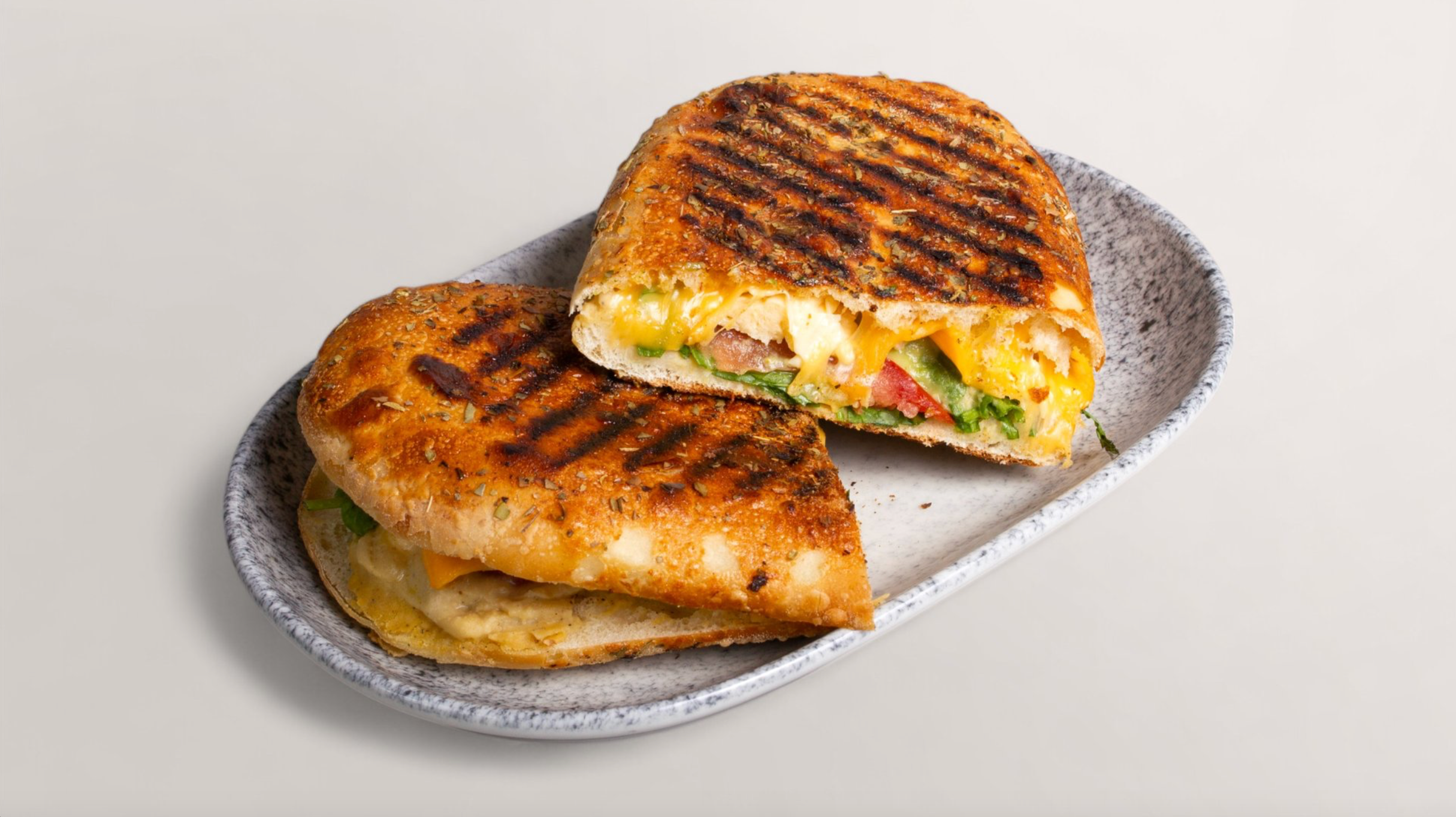 Leckeres gegrilltes Sandwich mit geschmolzenem Käse und Füllung für Mittagstisch im KAPLAN&ME Cafe in Köln