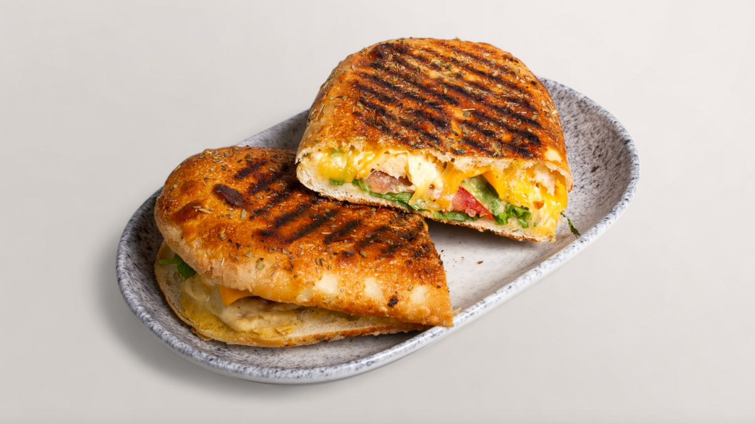 Leckeres gegrilltes Sandwich mit geschmolzenem Käse und Füllung für Mittagstisch im KAPLAN&ME Cafe in Köln