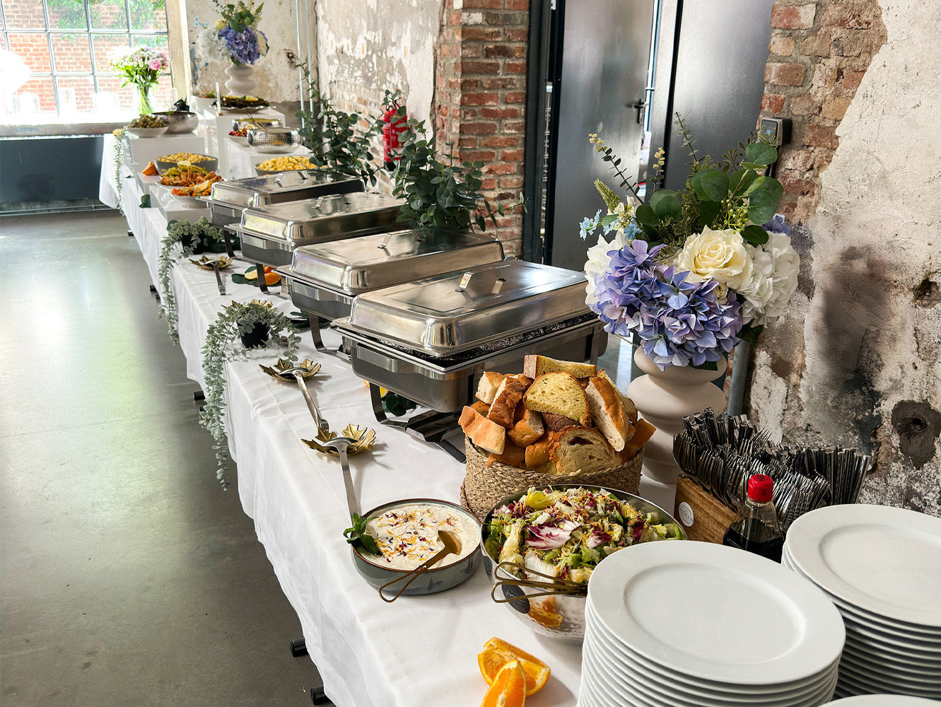 Elegantes Hauptspeisen Catering Buffet von KAPLAN&ME in rustikaler Backstein Event Location in Köln