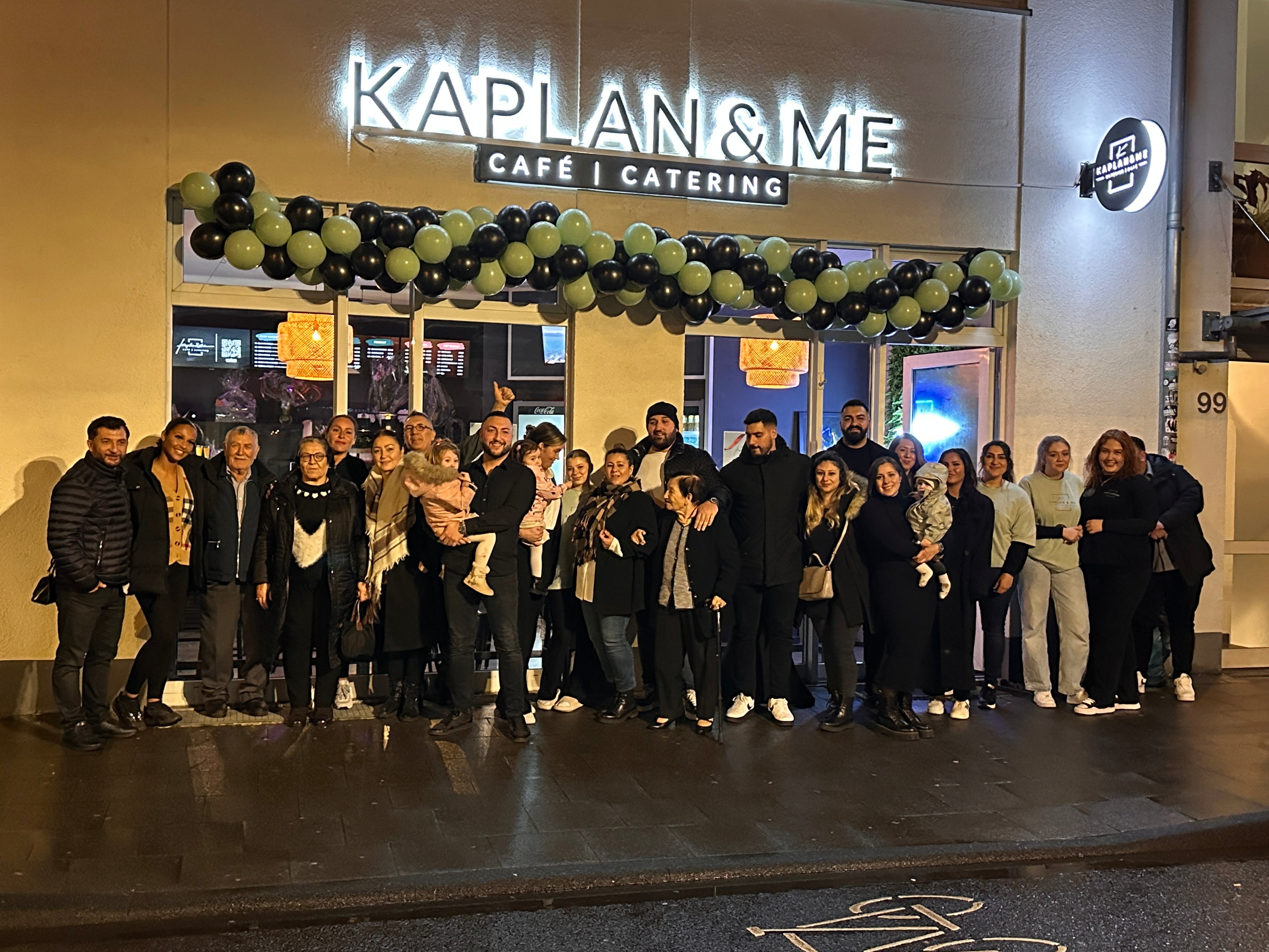 KAPLAN ME Cafe und Catering Eröffnung in Köln Zollstock mit Team und Gästen