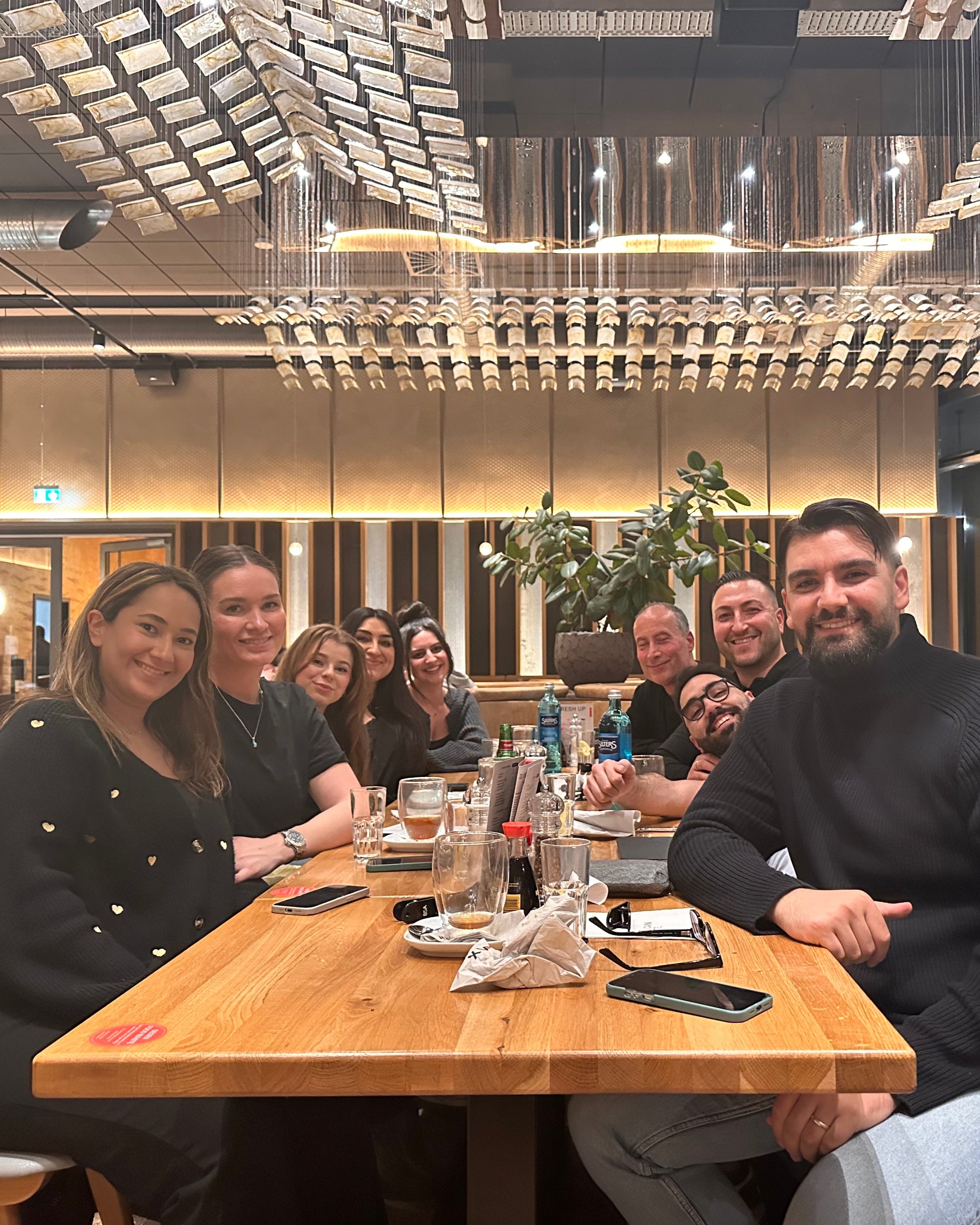 KAPLAN ME Team bei gemütlichem Abendessen im Restaurant Gemeinschaft und Genuss