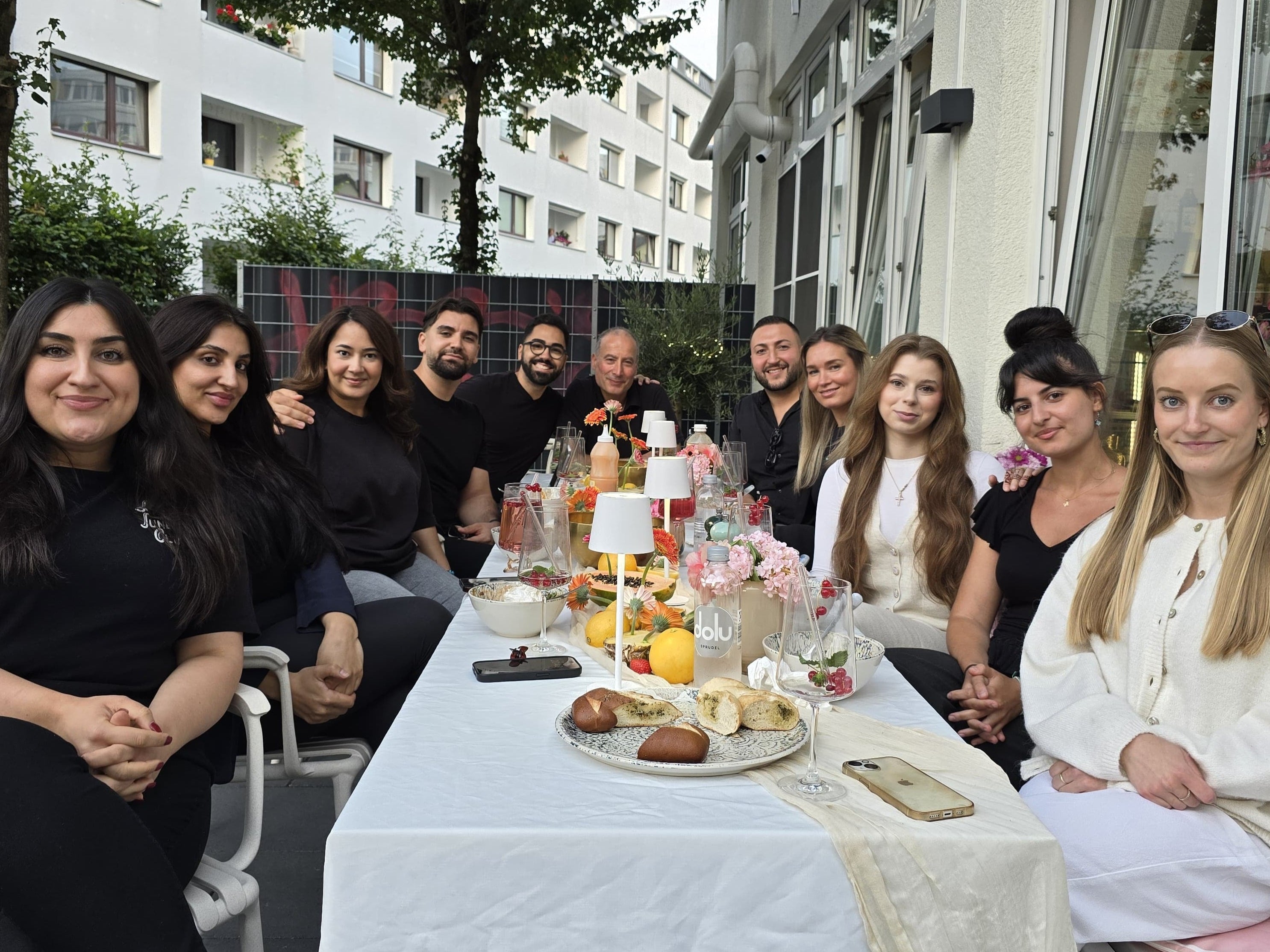 KAPLAN ME Team bei sommerlicher Event Feier in Köln mit Essen und Drinks