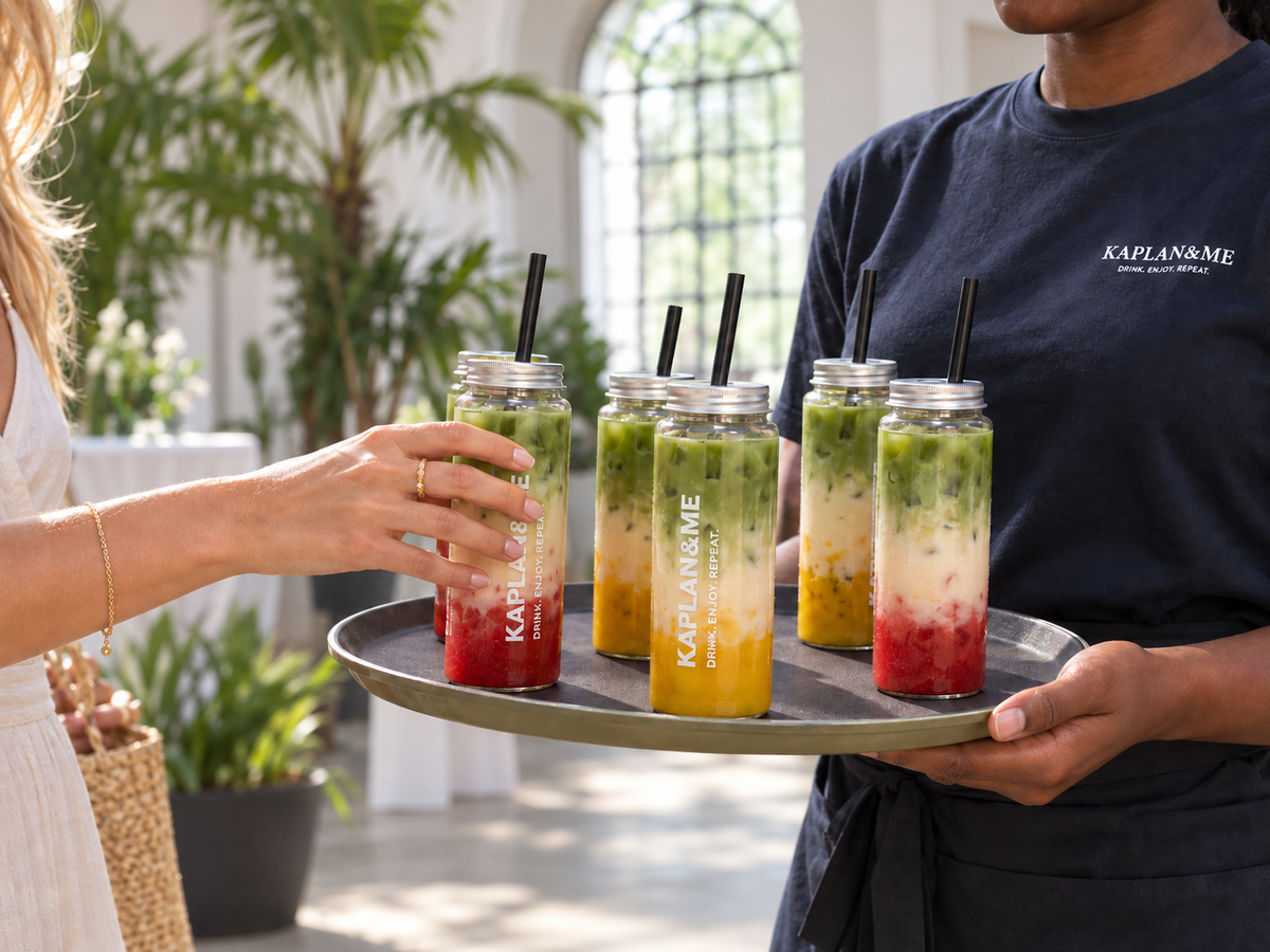 KI-Visualisierung von Strawberry und Mango Matcha in KAPLAN&ME-Bechern auf einem Serviertablett