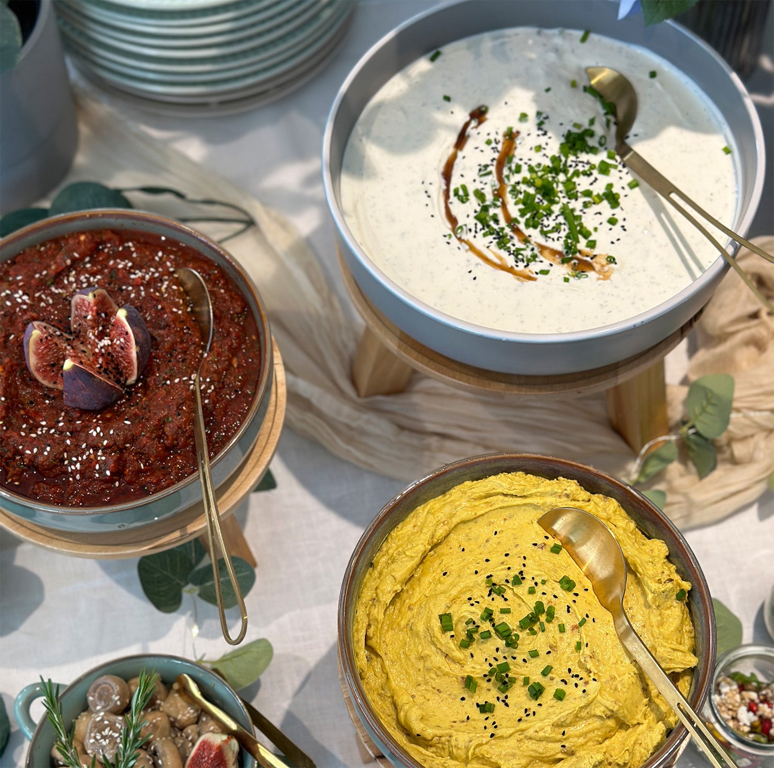 Vielfältiges türkisches Catering Meze Buffet von KAPLAN&ME mit Kisir Nudelsalat und Dips in Köln