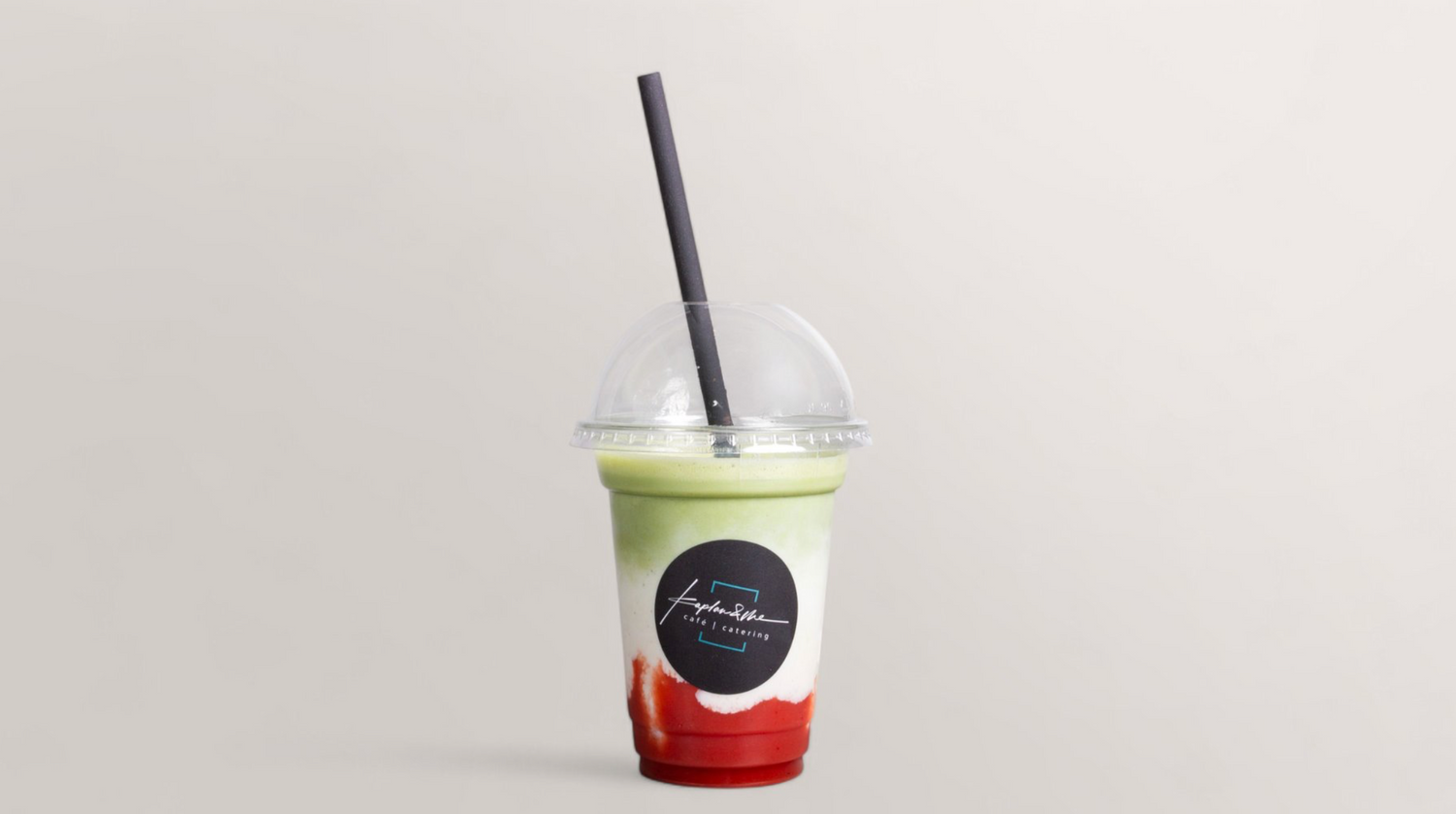 Iced Strawberry Matcha Latte  KAPLAN&ME Logo im Cafe Köln Zollstock