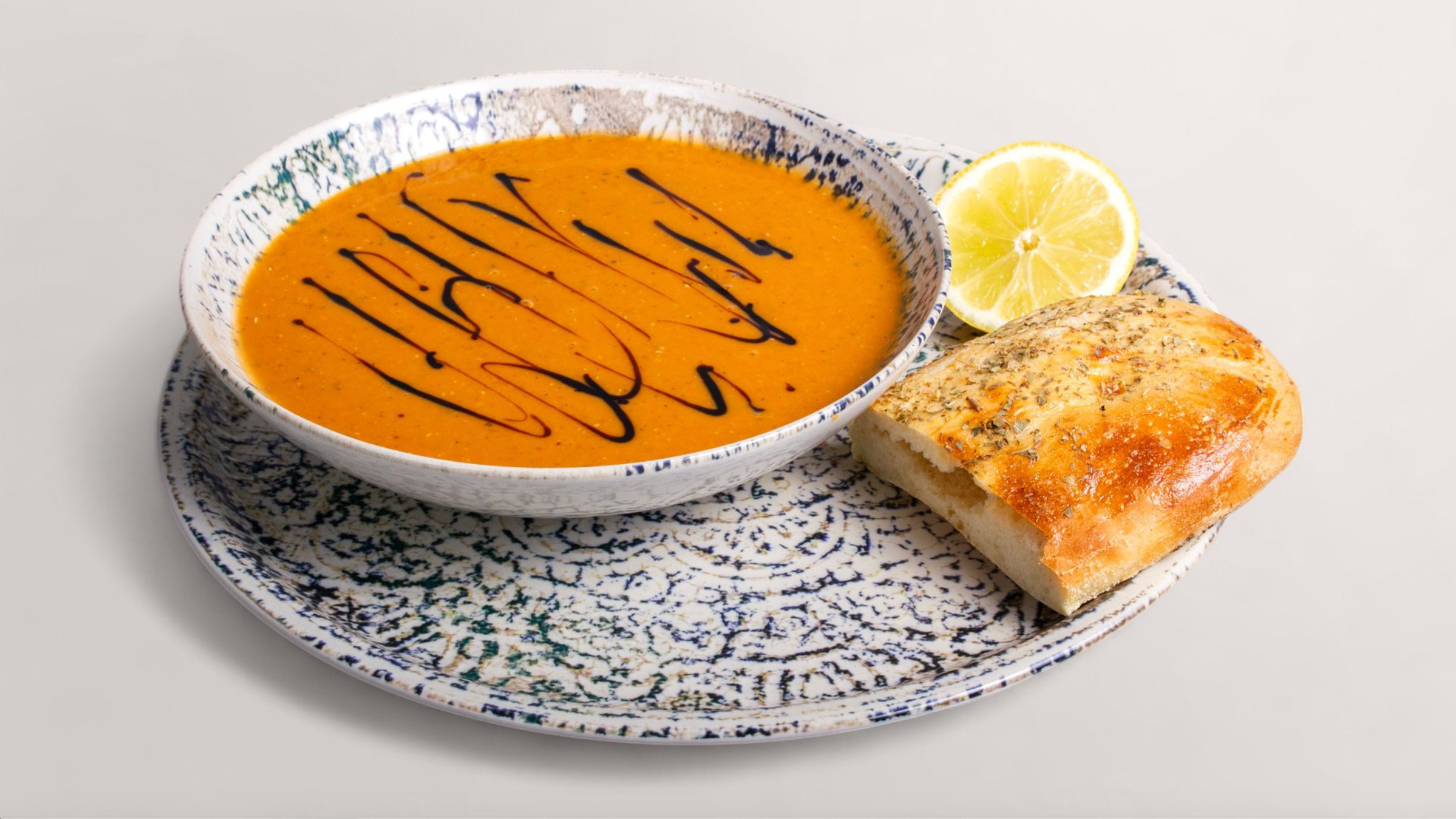 Frischer Mittagstisch Suppe mit Zitrone und Brot im Cafe Köln Zollstock