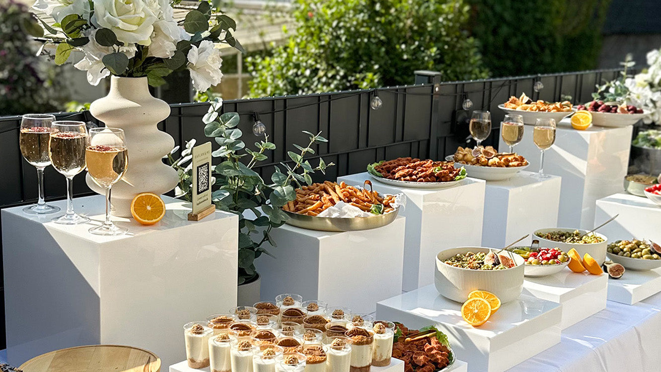 Türkisches Premium Outdoor Catering Buffet auf weissen Stufen mit Fingerfood Desserts Köln