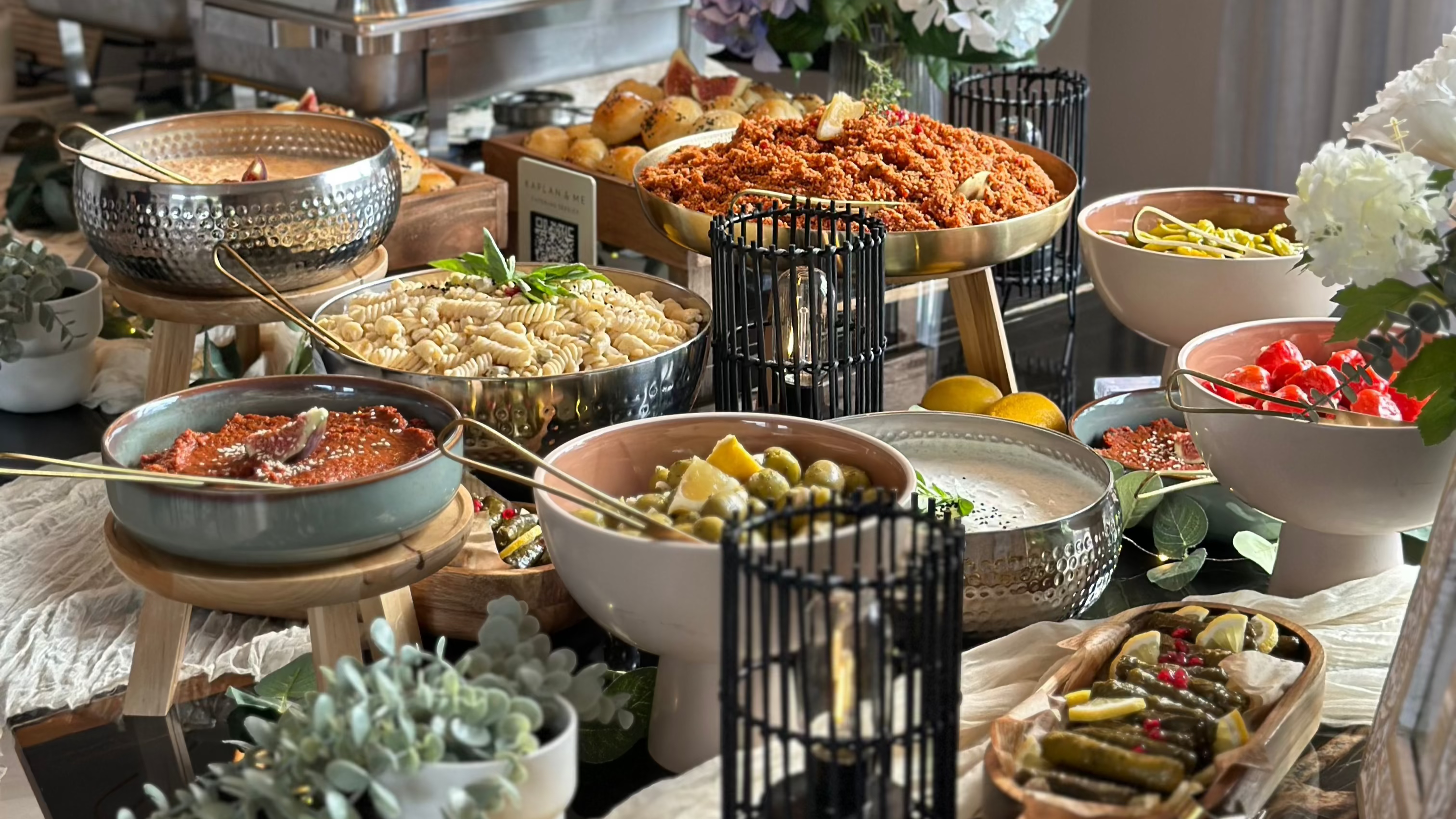Authentisches türkisches Catering Buffet mit gefüllten Weinblättern Meze und Salaten für Events in Köln