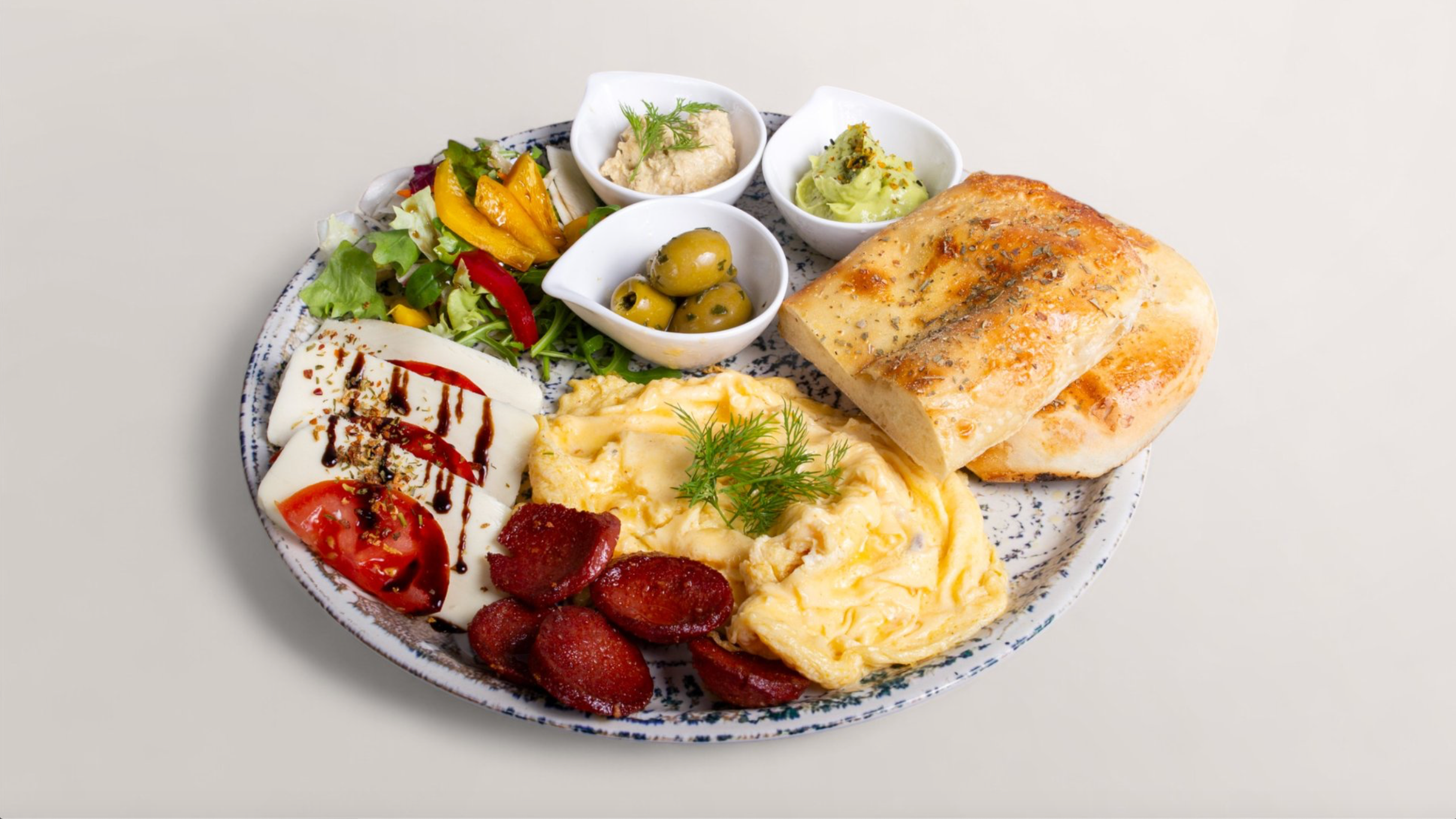 türkisches Frühstück und Brunch mit Sucuk Rührei und Fladenbrot im KAPLAN&ME Cafe Köln