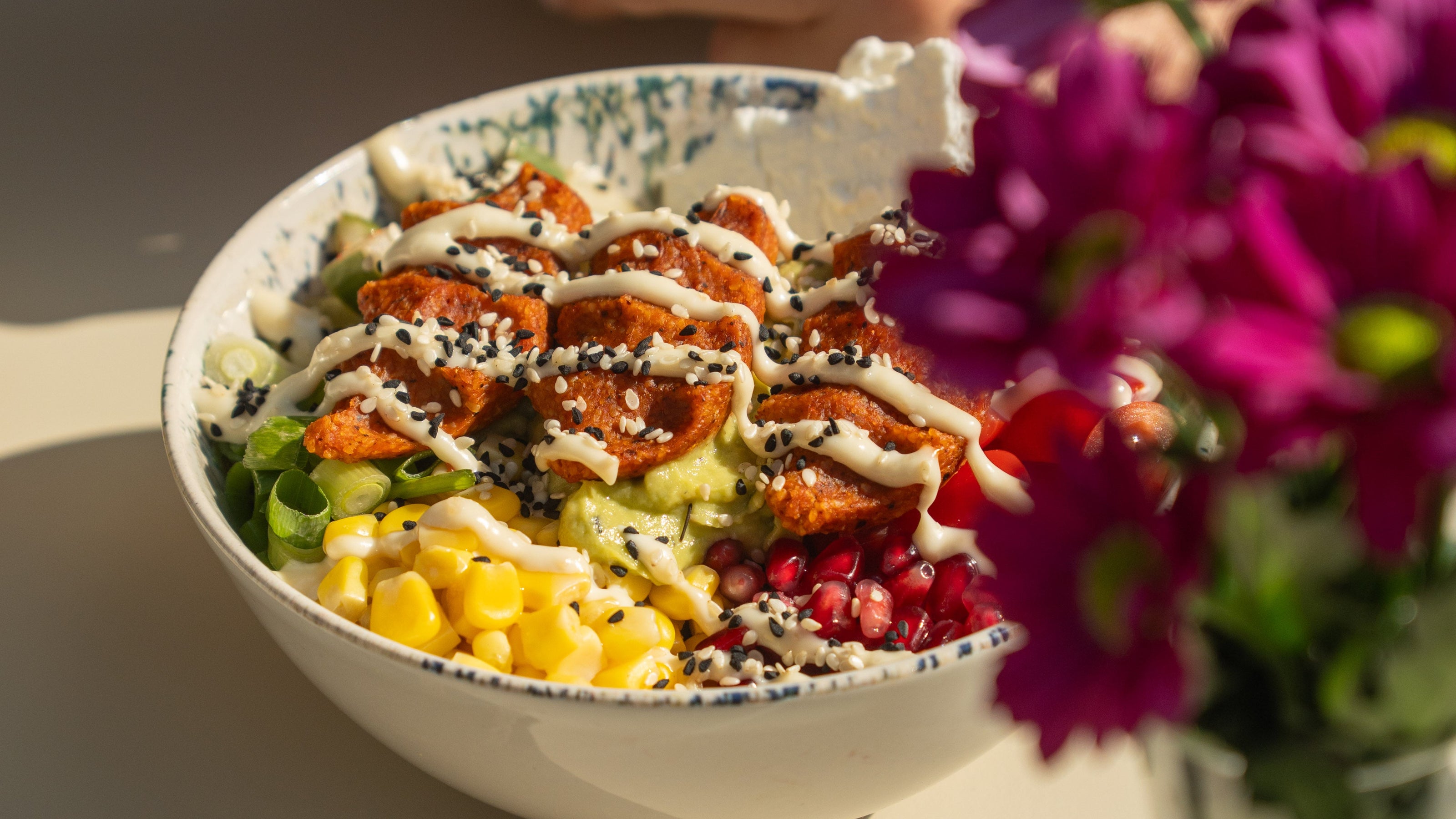 Vegane Bowl Mittagstisch mit Mais Guacamole und Granatapfel im Cafe Köln Zollstock