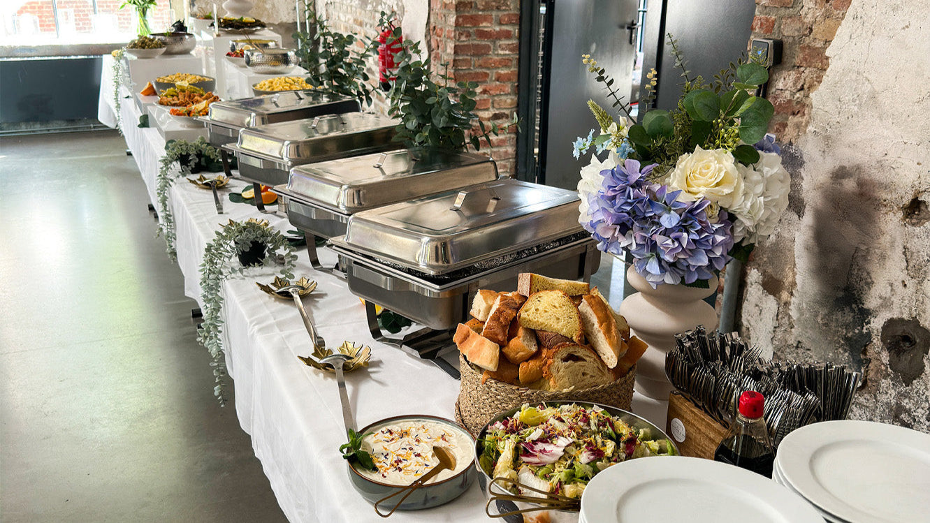 Professionelles Catering Buffet Helal mit Chafing Dishes in rustikalem Industrie Design in Köln